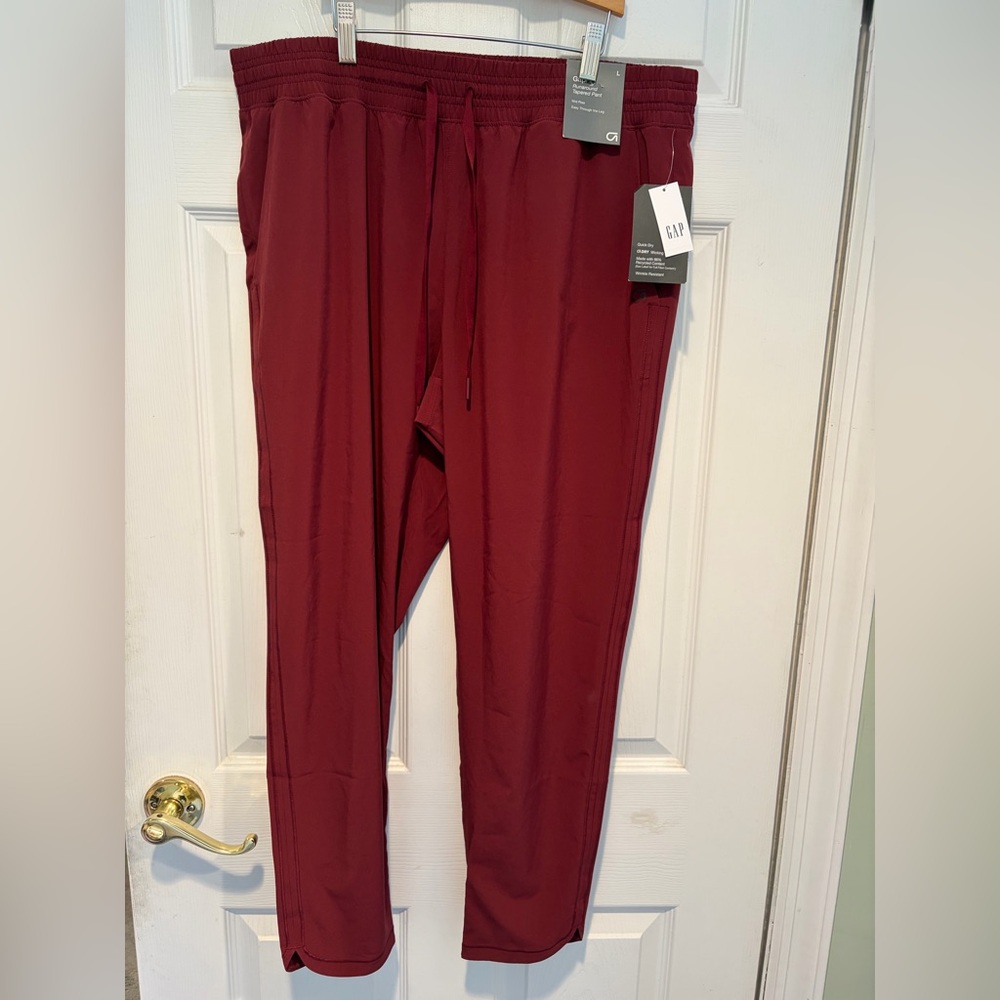 NWT GapFit Runaround Tapered Pant Large Burgundy Quick Dry Wicking Athleisure